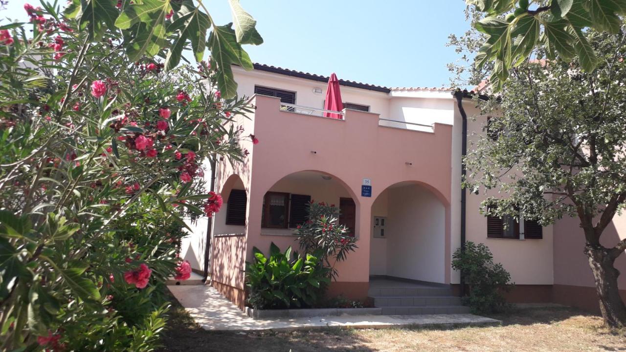 Apartmani Mia Ližnjan Εξωτερικό φωτογραφία