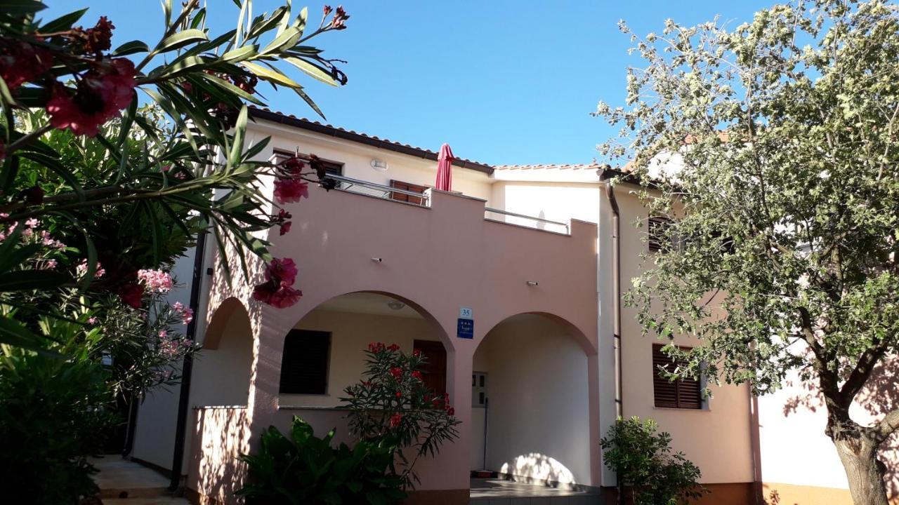 Apartmani Mia Ližnjan Εξωτερικό φωτογραφία
